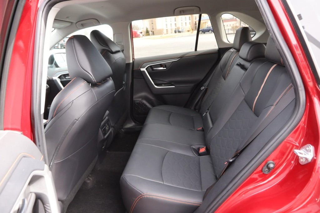 Toyota RAV4 Vehicle Full-screen Gallery Image 9