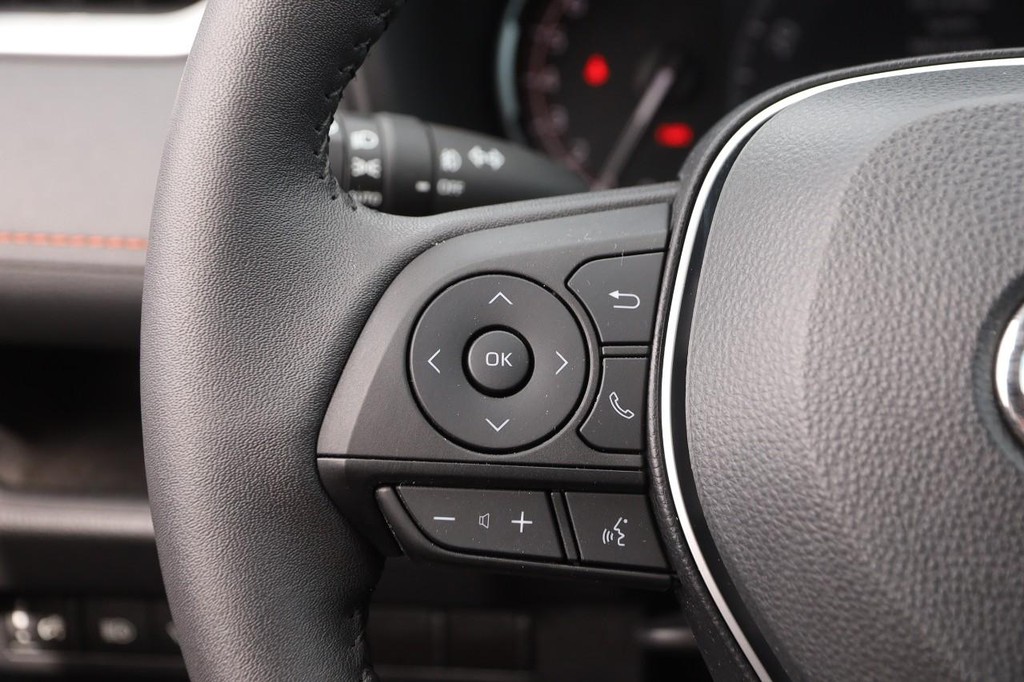 Toyota RAV4 Vehicle Full-screen Gallery Image 11