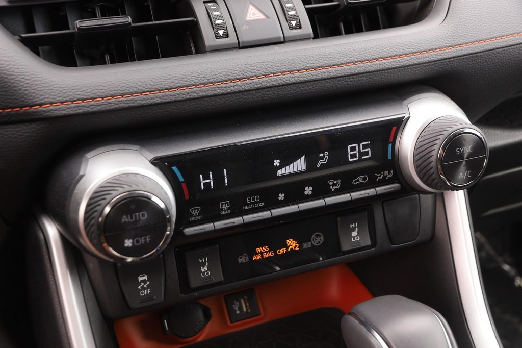 Toyota RAV4 Vehicle Full-screen Gallery Image 17