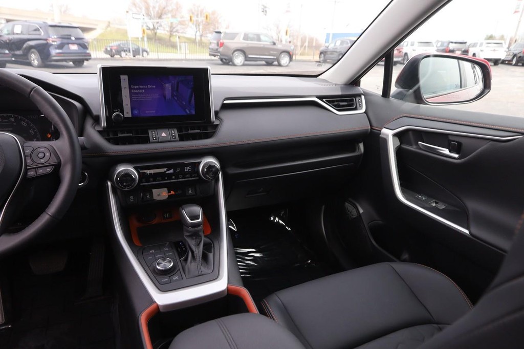 Toyota RAV4 Vehicle Full-screen Gallery Image 24