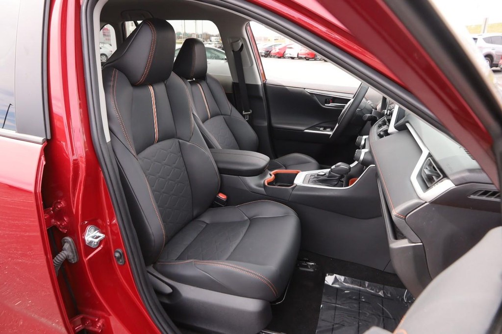 Toyota RAV4 Vehicle Full-screen Gallery Image 25