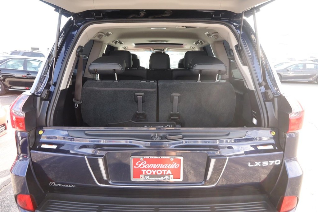 Lexus LX Vehicle Full-screen Gallery Image 7