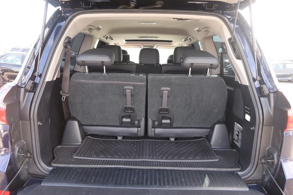 Lexus LX Vehicle Full-screen Gallery Image 8