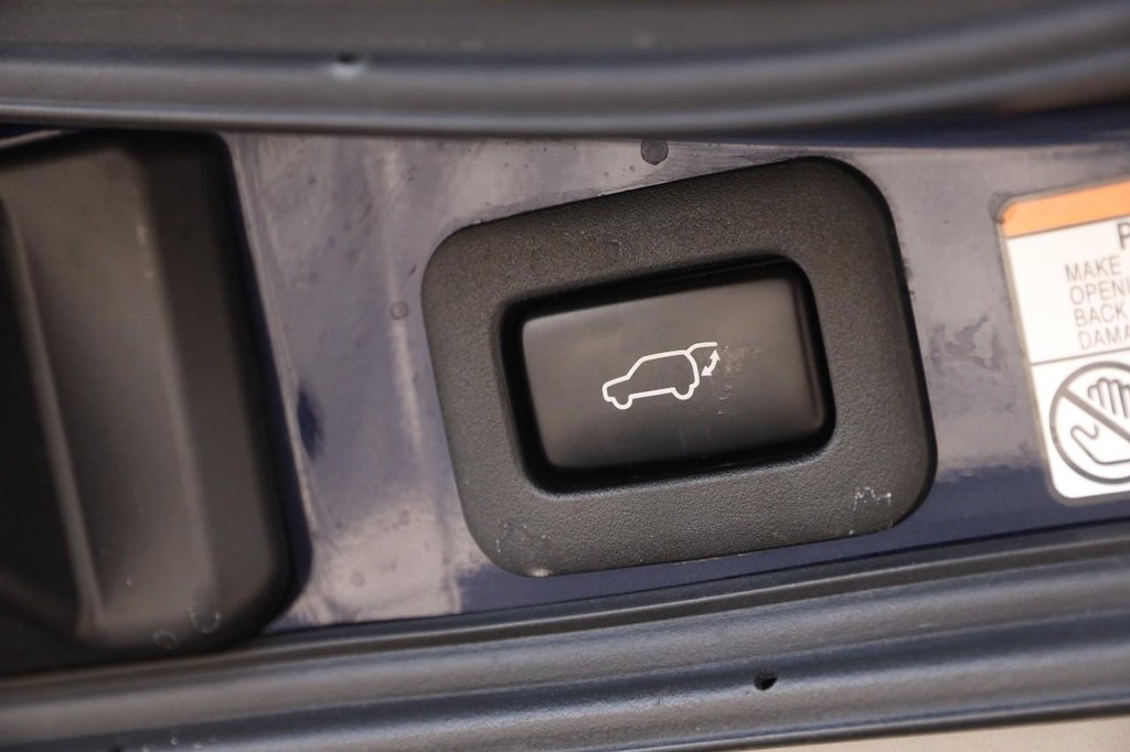 Lexus LX Vehicle Full-screen Gallery Image 9