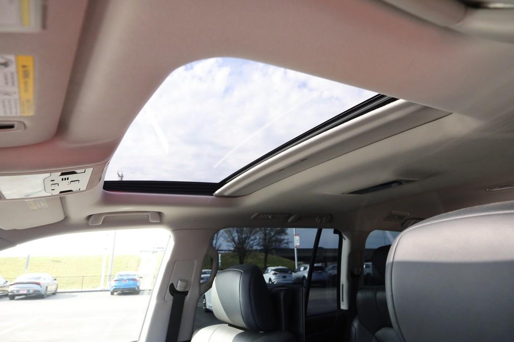 Lexus LX Vehicle Full-screen Gallery Image 10