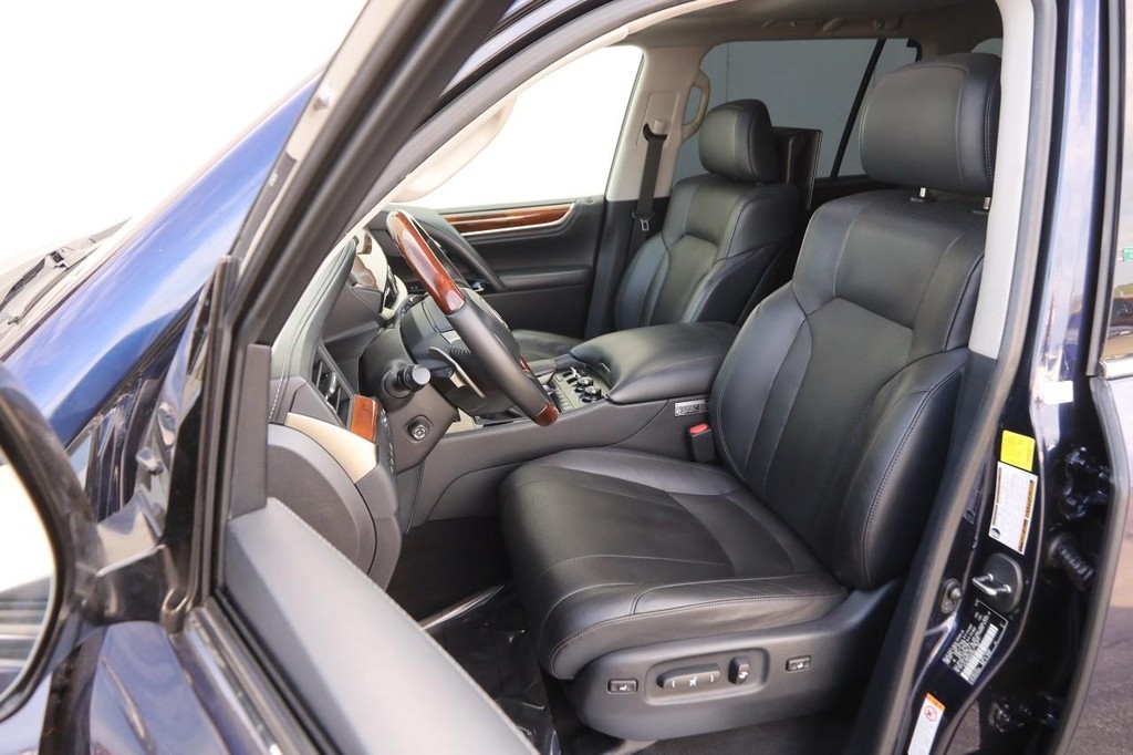 Lexus LX Vehicle Full-screen Gallery Image 11