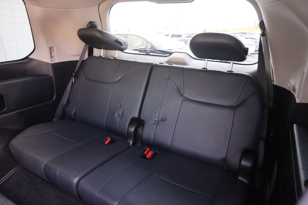 Lexus LX Vehicle Full-screen Gallery Image 13