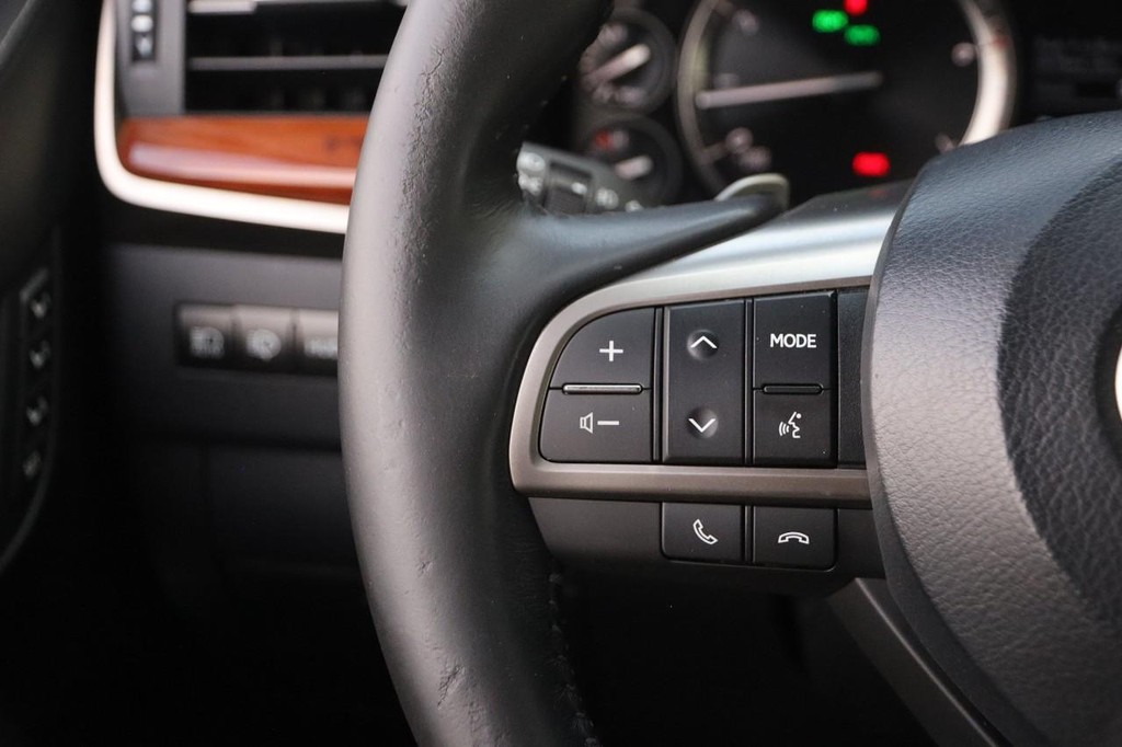 Lexus LX Vehicle Full-screen Gallery Image 15