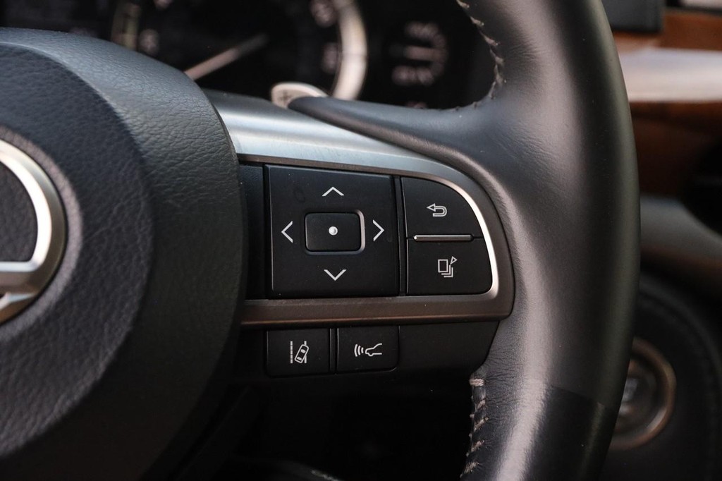 Lexus LX Vehicle Full-screen Gallery Image 16