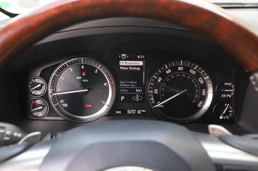 Lexus LX Vehicle Full-screen Gallery Image 17