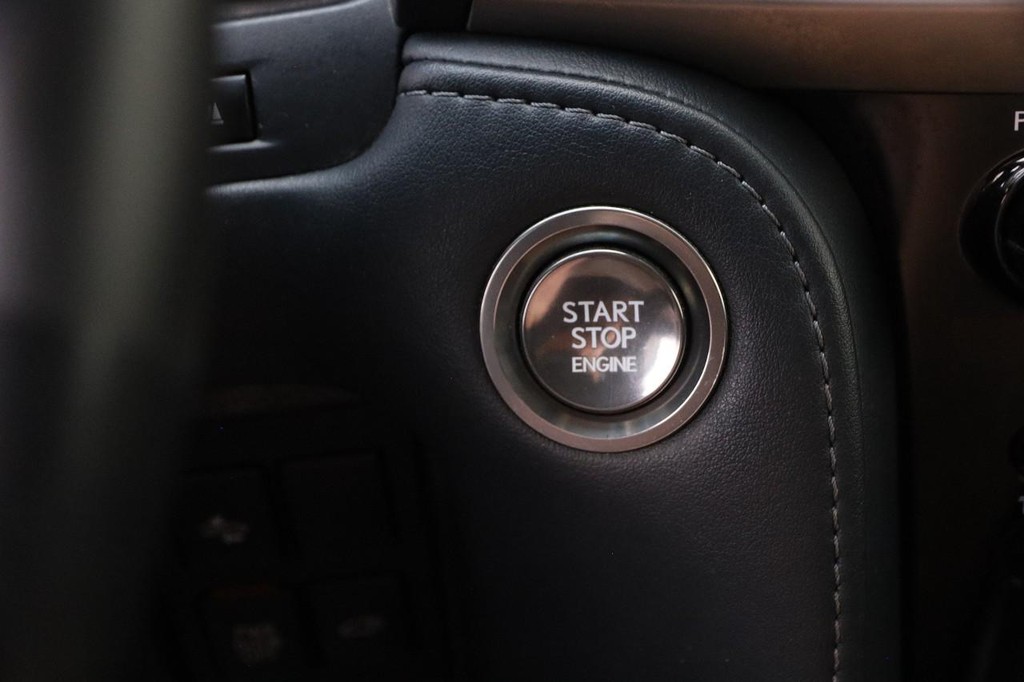 Lexus LX Vehicle Full-screen Gallery Image 18