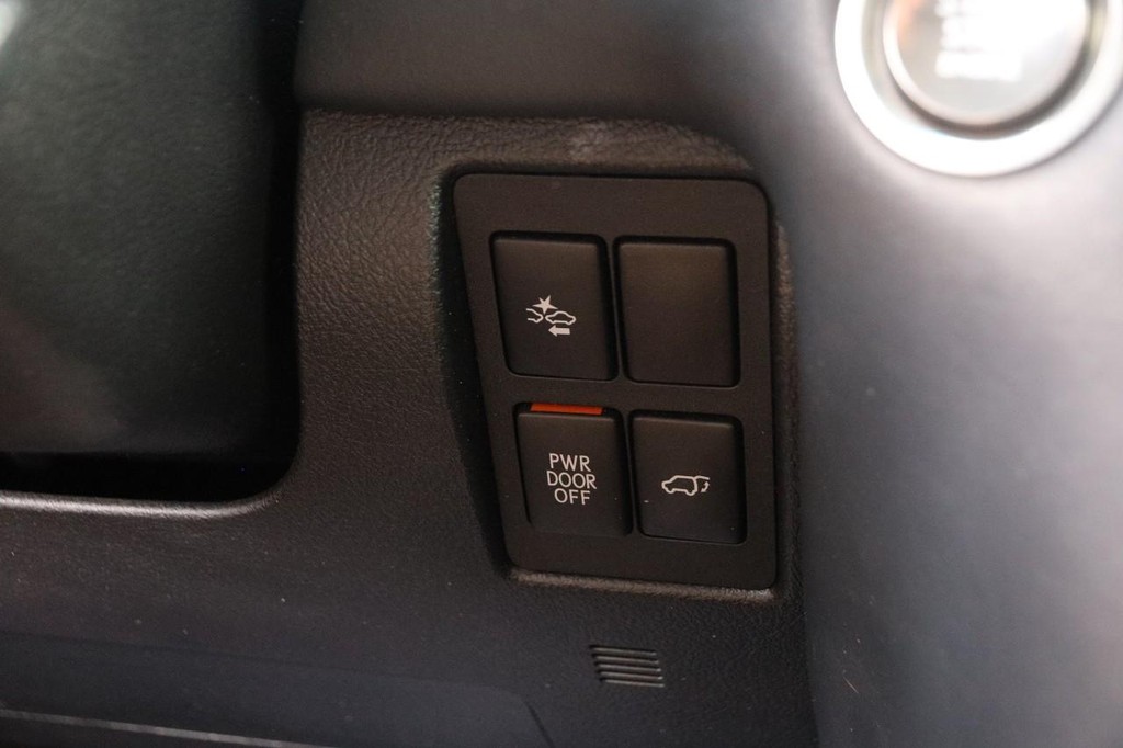 Lexus LX Vehicle Full-screen Gallery Image 19