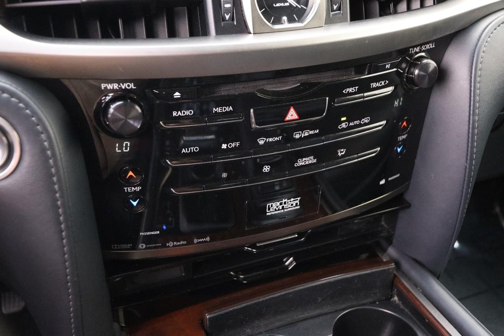 Lexus LX Vehicle Full-screen Gallery Image 23