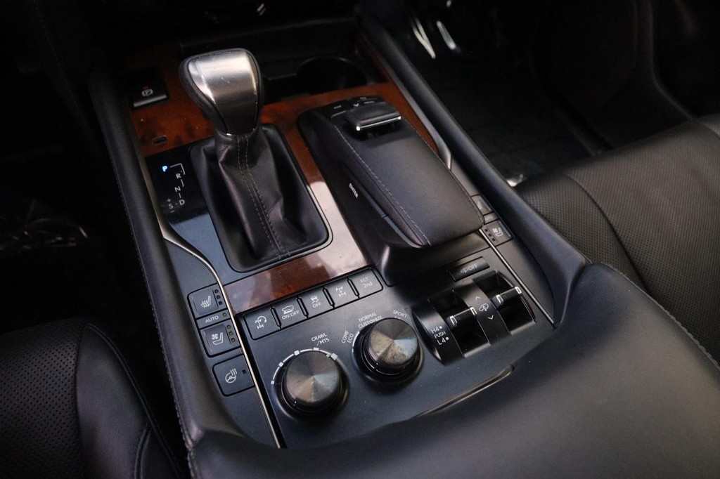 Lexus LX Vehicle Full-screen Gallery Image 24