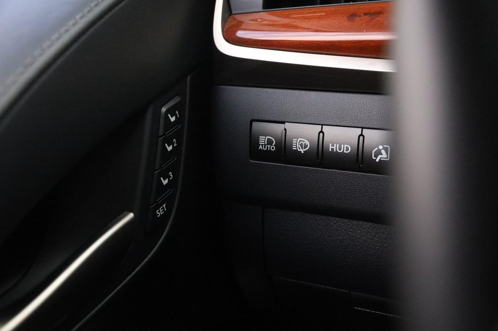 Lexus LX Vehicle Full-screen Gallery Image 26