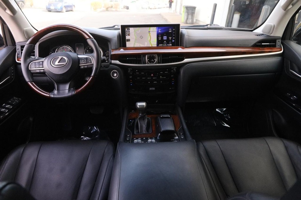 Lexus LX Vehicle Full-screen Gallery Image 27