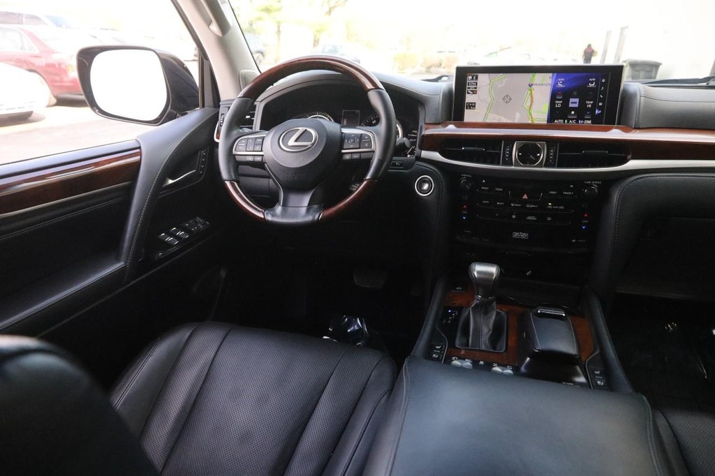 Lexus LX Vehicle Full-screen Gallery Image 28