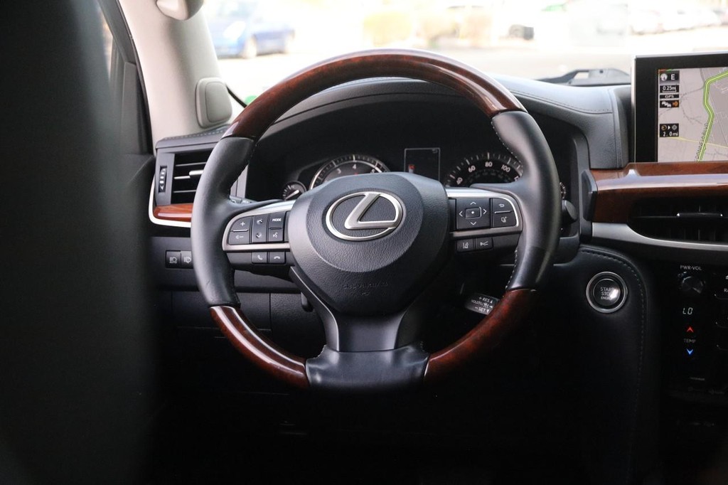 Lexus LX Vehicle Full-screen Gallery Image 29