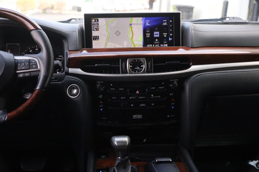 Lexus LX Vehicle Full-screen Gallery Image 30