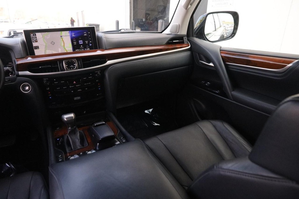 Lexus LX Vehicle Full-screen Gallery Image 31