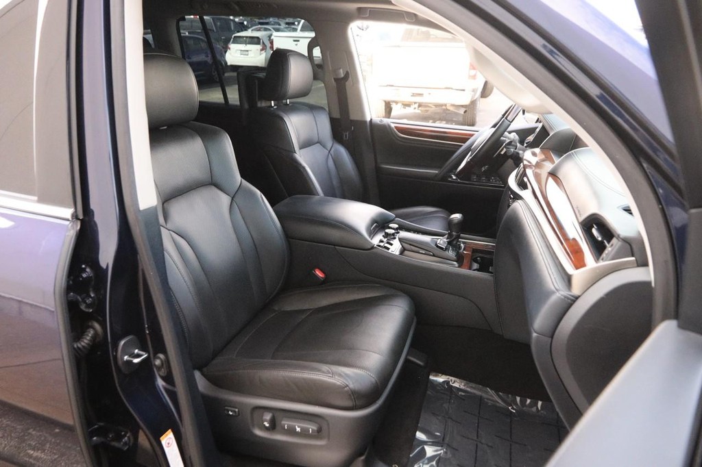 Lexus LX Vehicle Full-screen Gallery Image 34