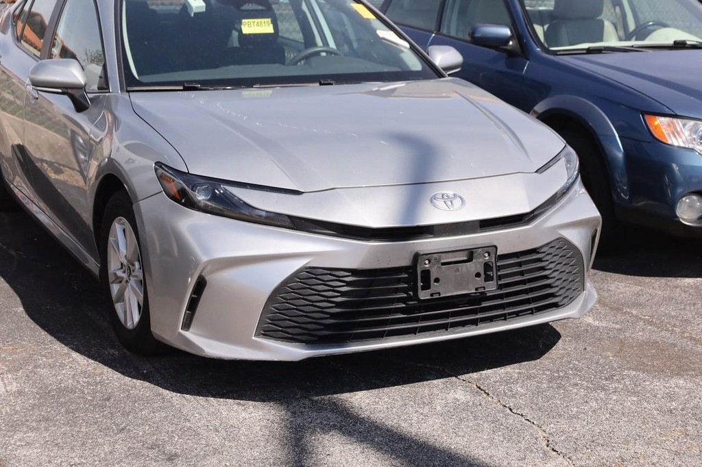 Toyota Camry Vehicle Full-screen Gallery Image 2