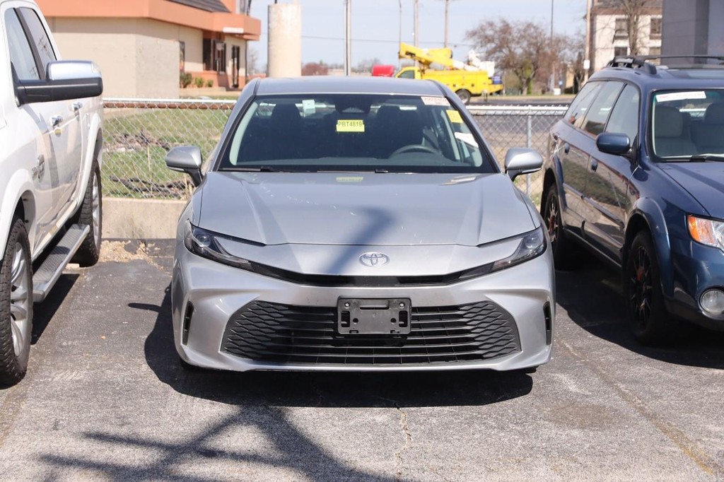 Toyota Camry Vehicle Full-screen Gallery Image 3