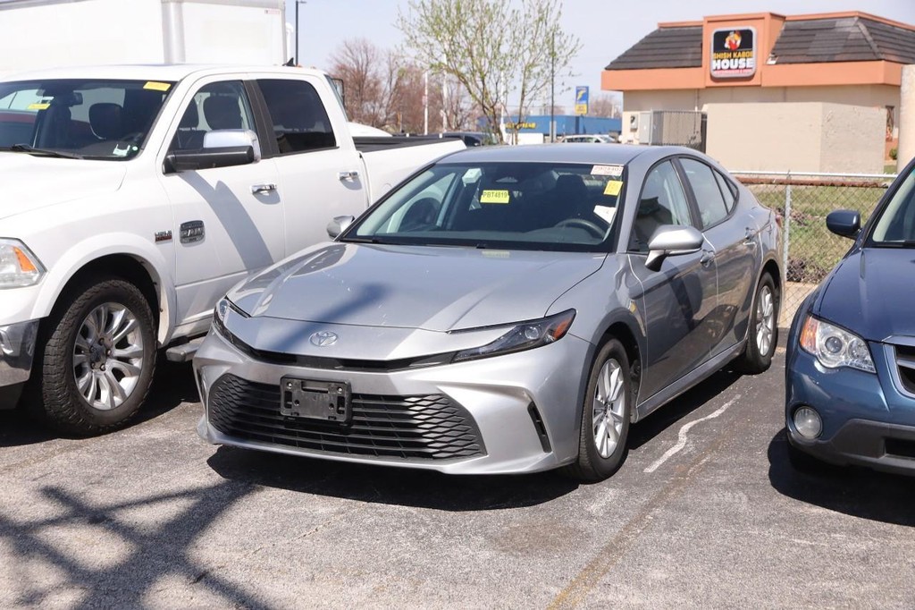 Toyota Camry Vehicle Full-screen Gallery Image 4