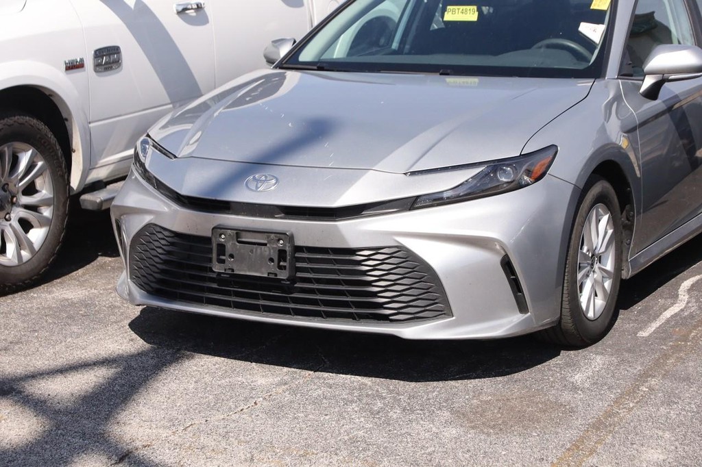 Toyota Camry Vehicle Full-screen Gallery Image 5