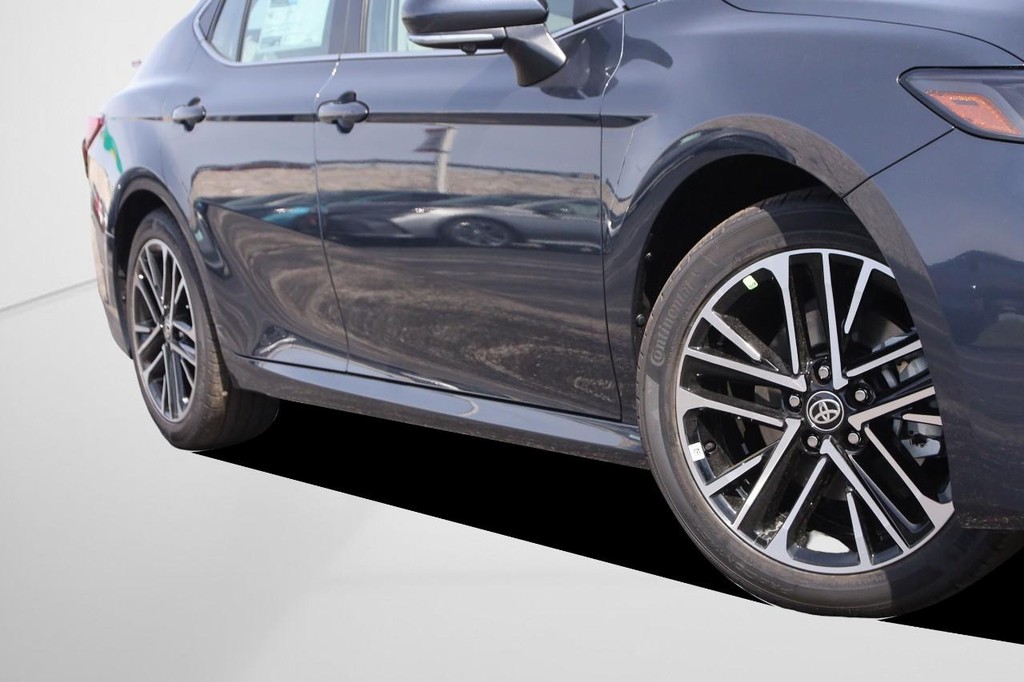 Toyota Camry Vehicle Full-screen Gallery Image 3