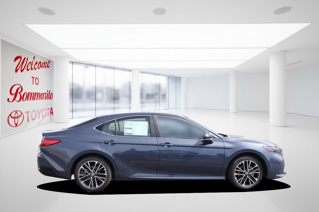 Toyota Camry Vehicle Full-screen Gallery Image 5