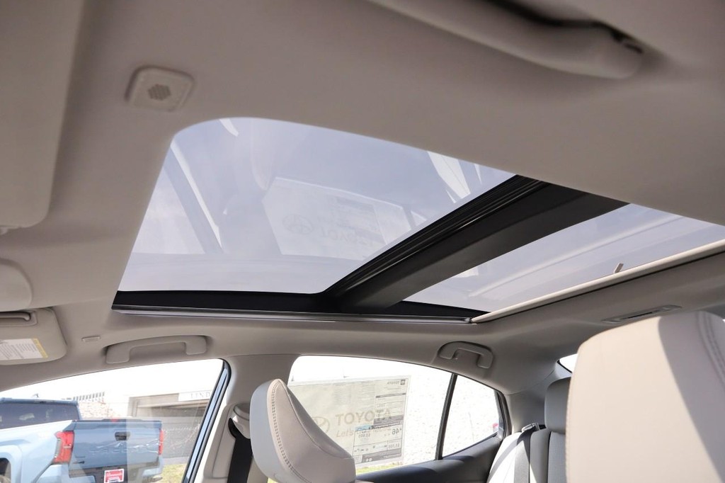 Toyota Camry Vehicle Full-screen Gallery Image 8