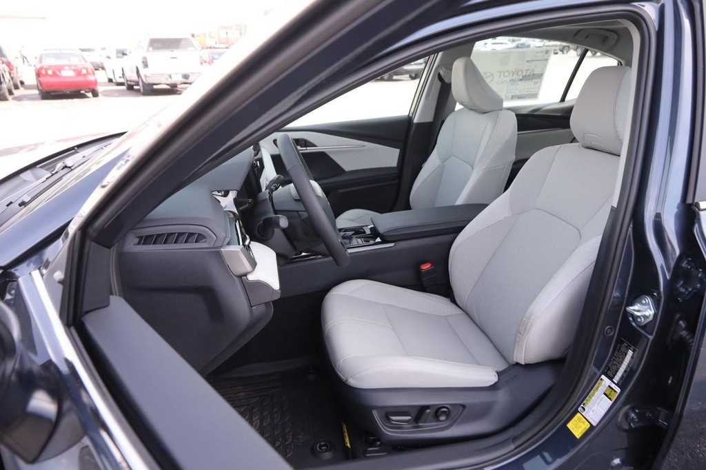 Toyota Camry Vehicle Full-screen Gallery Image 9