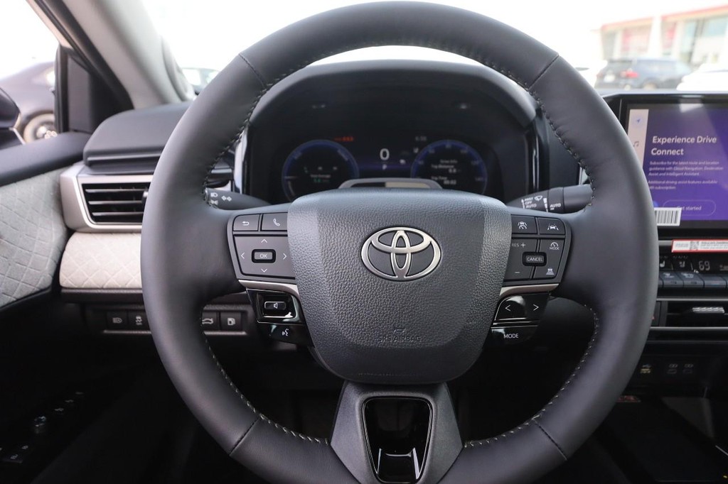 Toyota Camry Vehicle Full-screen Gallery Image 11