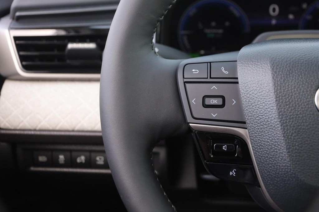 Toyota Camry Vehicle Full-screen Gallery Image 12