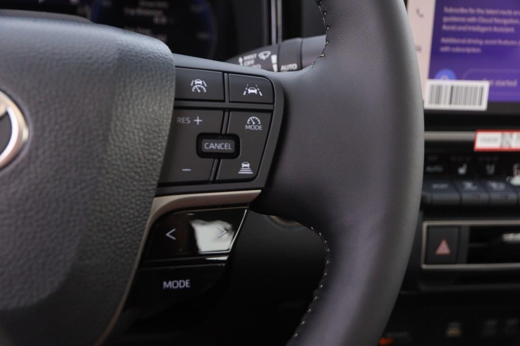 Toyota Camry Vehicle Full-screen Gallery Image 13