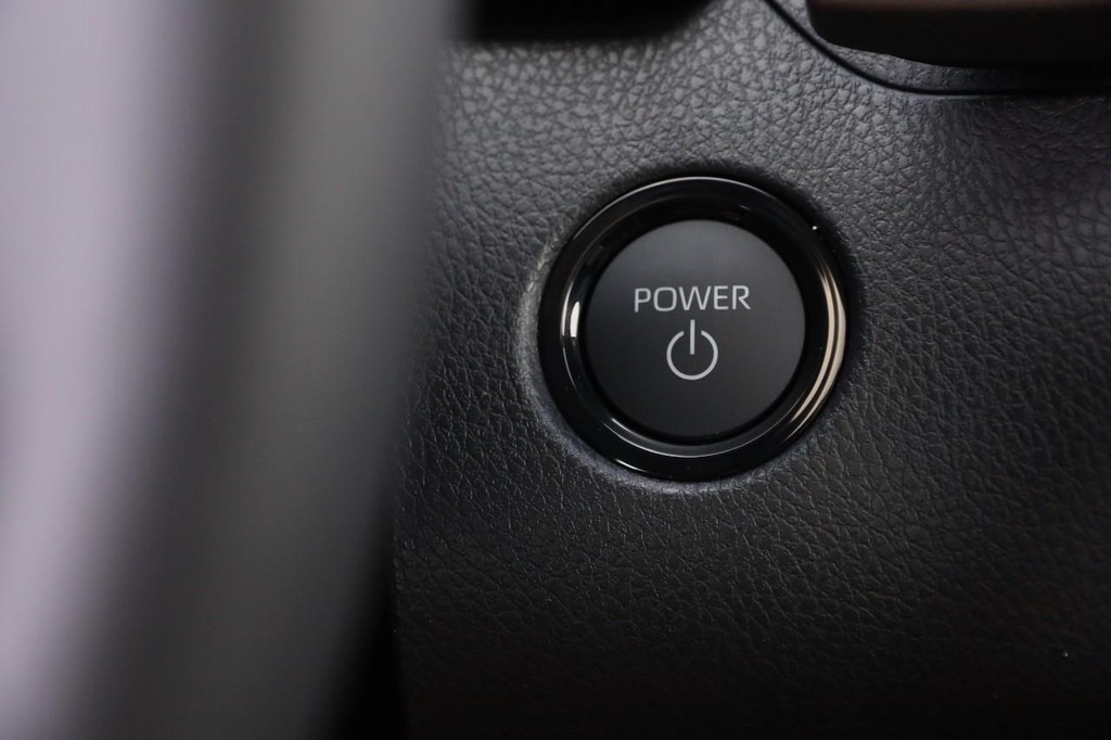 Toyota Camry Vehicle Full-screen Gallery Image 15