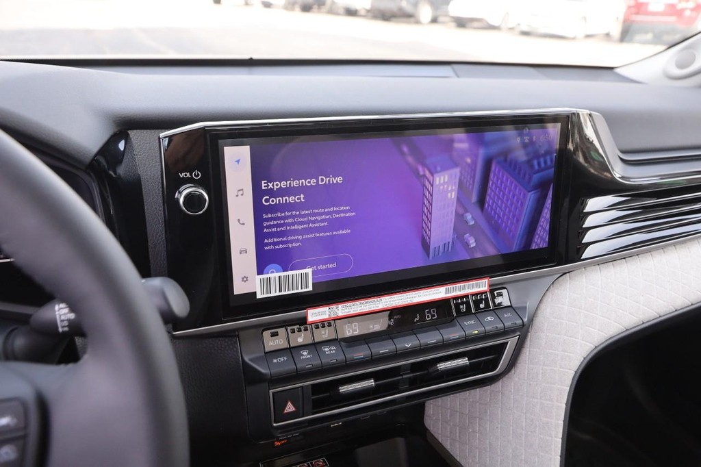 Toyota Camry Vehicle Full-screen Gallery Image 16