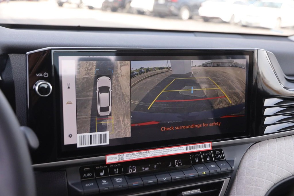 Toyota Camry Vehicle Full-screen Gallery Image 17