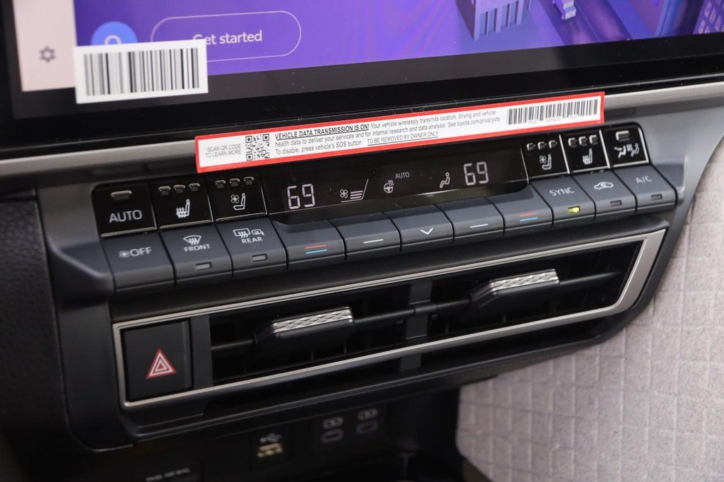 Toyota Camry Vehicle Full-screen Gallery Image 18