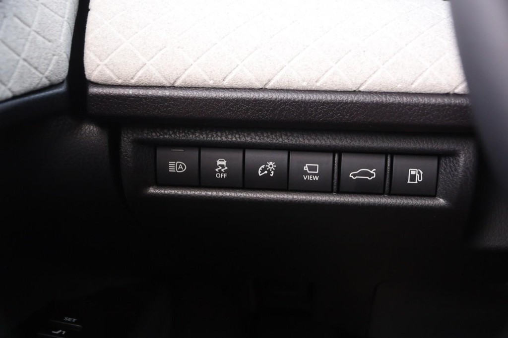 Toyota Camry Vehicle Full-screen Gallery Image 20