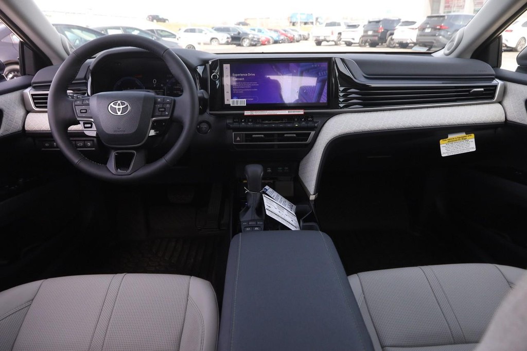 Toyota Camry Vehicle Full-screen Gallery Image 21