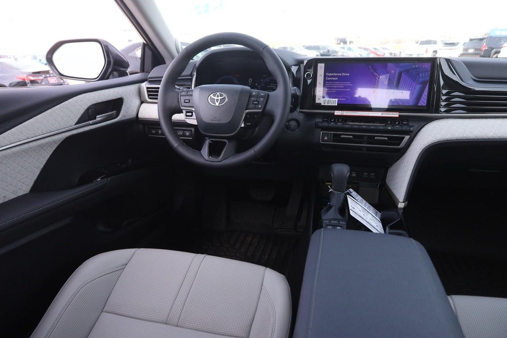 Toyota Camry Vehicle Full-screen Gallery Image 22