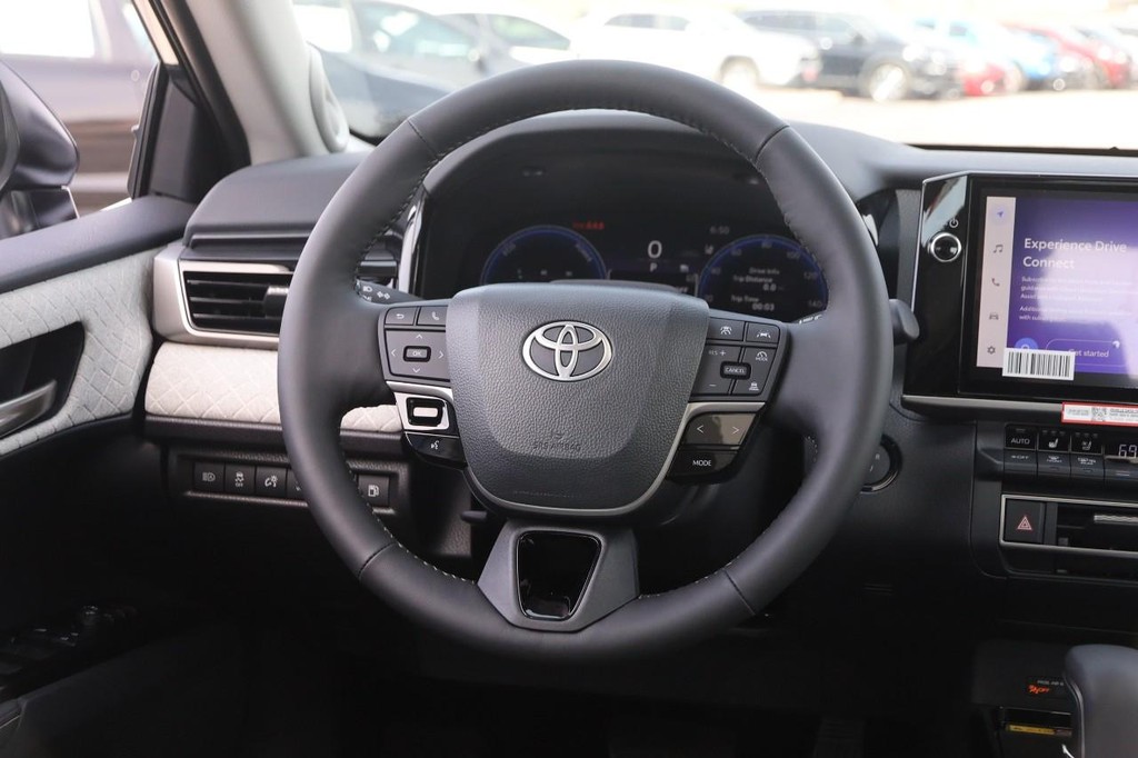 Toyota Camry Vehicle Full-screen Gallery Image 23