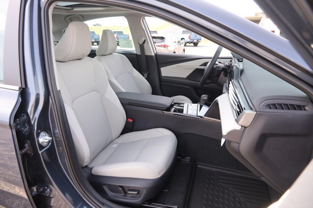 Toyota Camry Vehicle Full-screen Gallery Image 26