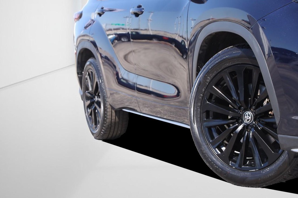 Toyota Highlander Vehicle Full-screen Gallery Image 3