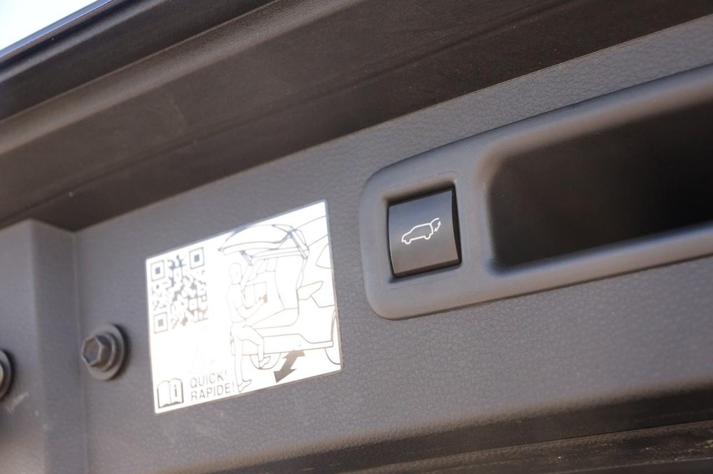 Toyota Highlander Vehicle Full-screen Gallery Image 8