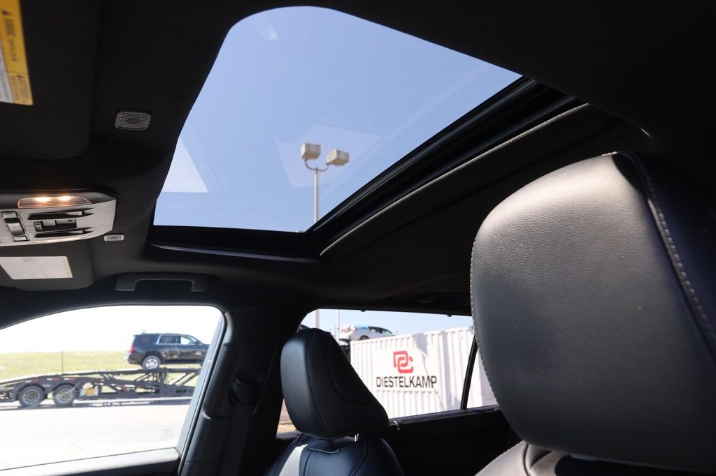 Toyota Highlander Vehicle Full-screen Gallery Image 9