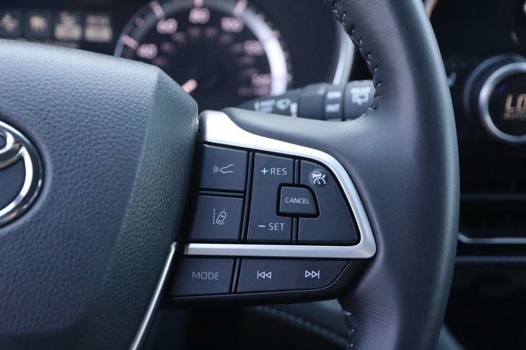 Toyota Highlander Vehicle Full-screen Gallery Image 15