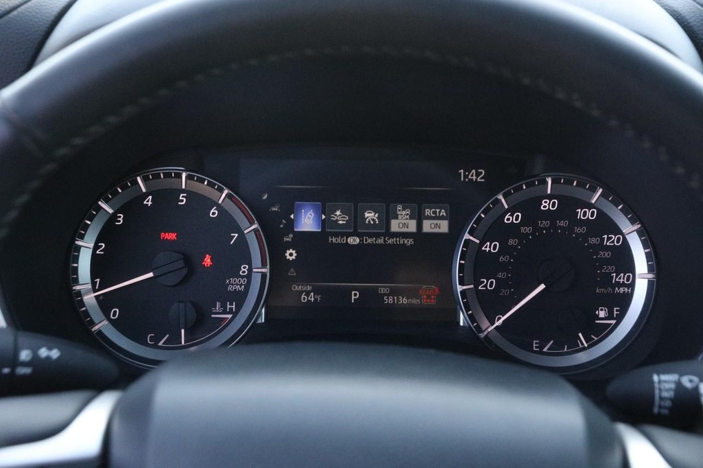 Toyota Highlander Vehicle Full-screen Gallery Image 16